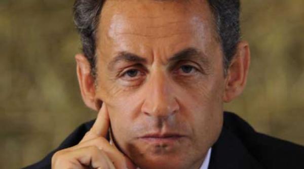 sarkozy sacrifica doi pioni