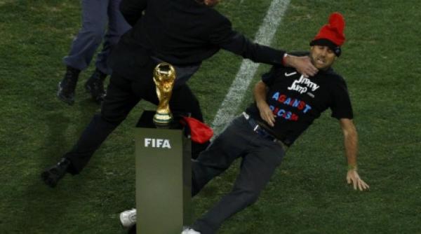 celebrul jimmy jump a incercat sa fure trofeul cupei mondiale