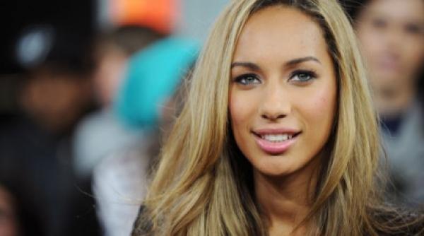 leona lewis vizita la un sanctuar al ursilor din romania