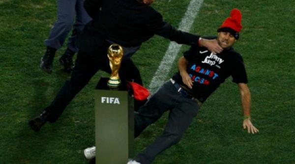 jimmy jump amendat cu 200 de euro dupa ce a intrat pe teren la finala