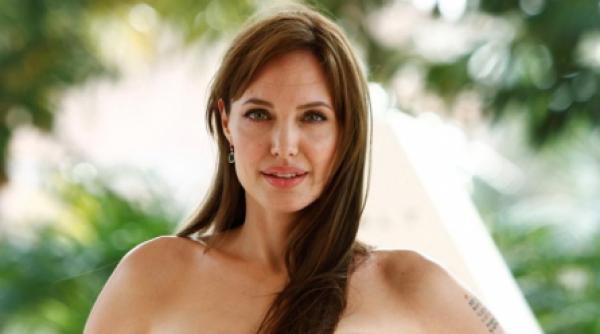 angelina jolie nu mi e scarba sa mananc paianjeni si gandaci