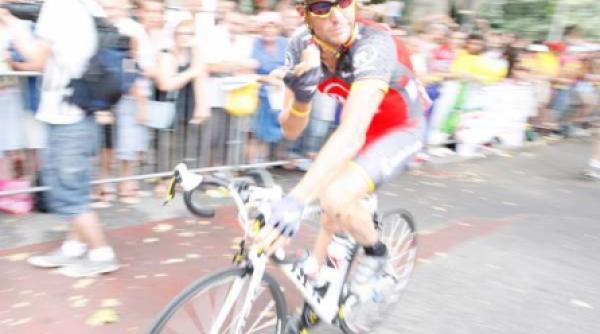 armstrong trece la triatlon