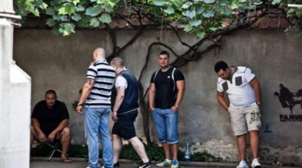 cine sunt invadatorii editurii curtea veche