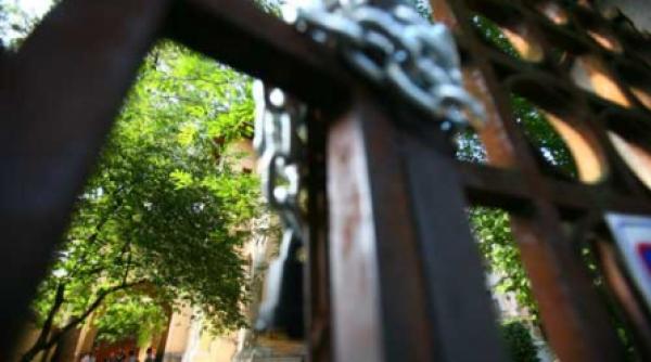 editura curtea veche sub asediu fortat de patru zile