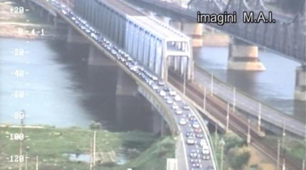 24 000 de masini s au inghesuit pe podul fetesti