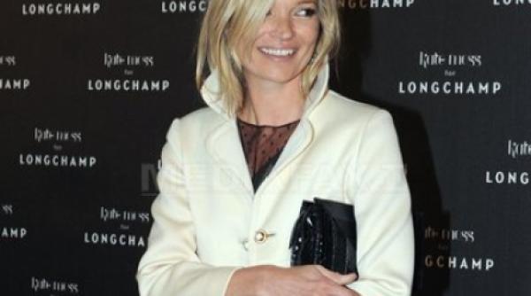 kate moss apeleaza la un saman pentru a scoate energia negativa din casa