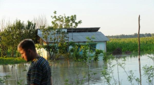 ploile fac ravagii in tara un om a murit si zeci de localitati sunt afectate de viituri