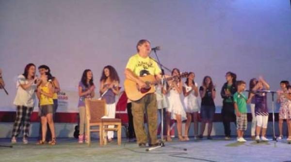 folk fara varsta a ajuns iarasi la mare