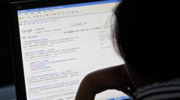 dependenta de internet accentueaza depresia adolescentilor