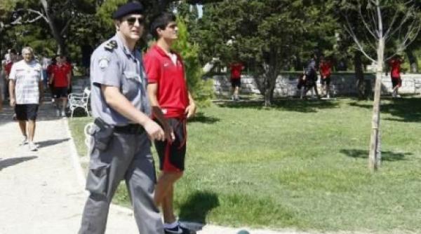 dinamovistii insotiti de politisti la plimbarea prin split