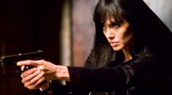 jolie mai tare ca bond