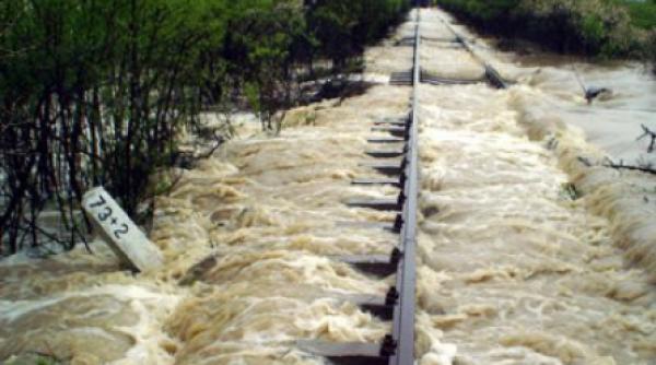trenuri blocate in arad din cauza aluviunilor