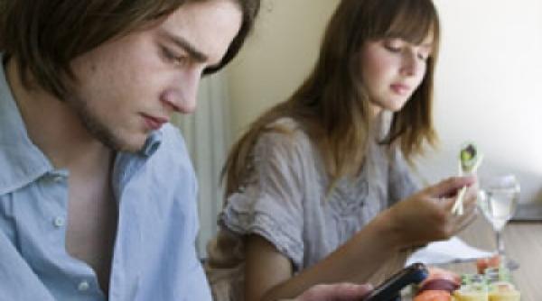 54 dintre romani sunt mai ocupati la masa cu trimiterea sms urilor decat cu mancarea din farfurie