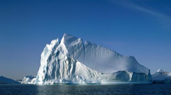 un bloc de gheata gigantic s a desprins dintr un ghetar din groenlanda