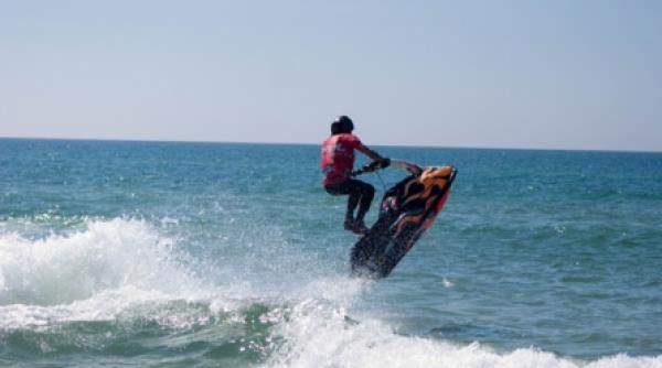 un tanar a lovit cu un ski jetul trei oameni cercetat pentru vatamare corporala din culpa