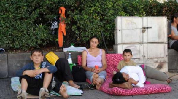 romii evacuati s au instalat in fata primariei din orasul francez saint etienne