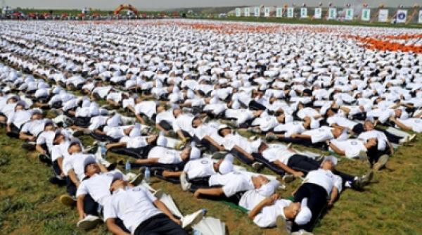 record guinness cel mai mare domino uman din lume realizat de chinezi