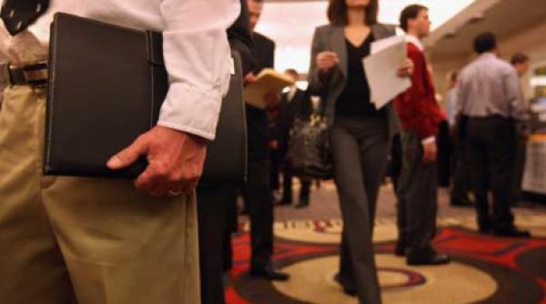 migratia creierelor un fenomen care se franeaza cu cap