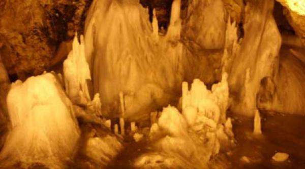 top 3 pesteri de poveste