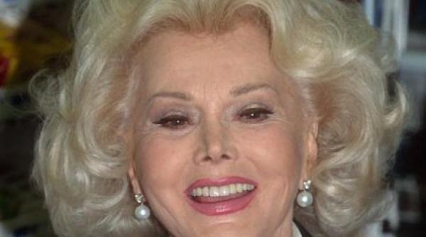 zsa zsa gabor transportata la spital in stare de inconstienta