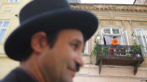 povestea micului paris in fotografii si teatru