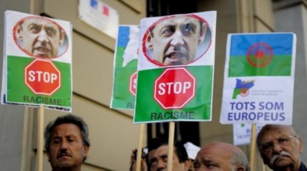 cateva zeci de tigani protesteaza in fata ambasadei frantei la bucuresti