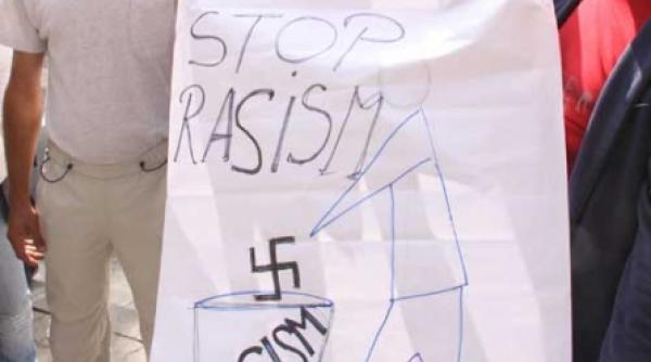 cadou pentru sarkozy doua sticle goale de parfum