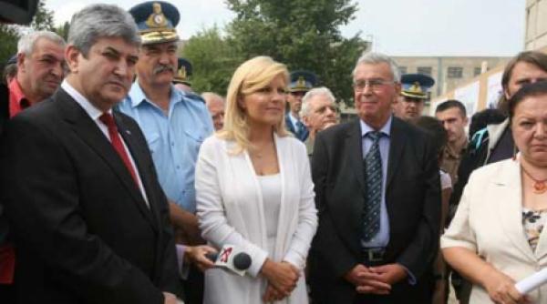 udrea promite 10 000 de case