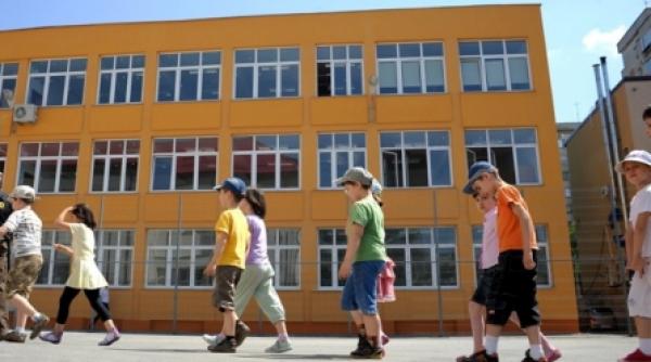 clopotelul suna a saracie anul scolar incepe cu proteste salarii mici si cladiri in paragina