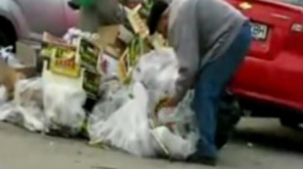 in romania anului 2010 batranii mananca din gunoaie
