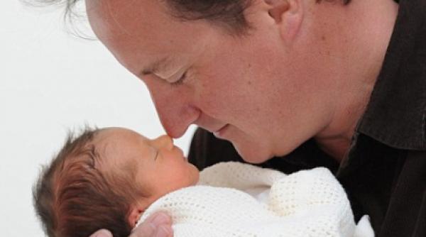 fiica lui david cameron doarme intr o cutie de carton