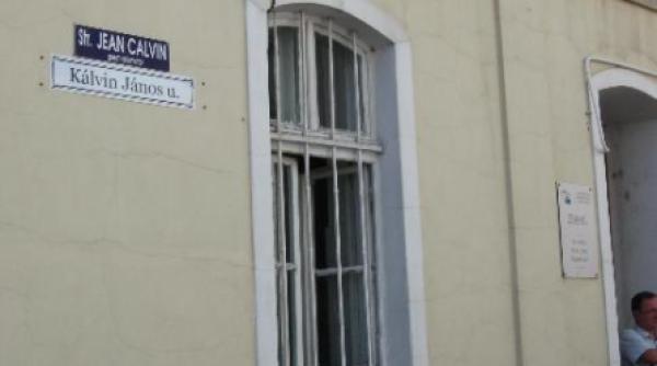 laszlo tokes monteaza ilegal placute cu numele strazilor in limba maghiara