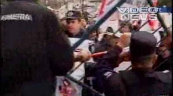 prefectura iasi bombardata cu pietre si oua