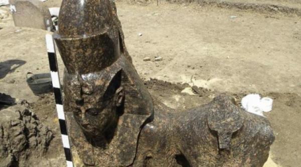 statuie a faraonului amenhotep al iii lea descoperita in luxor