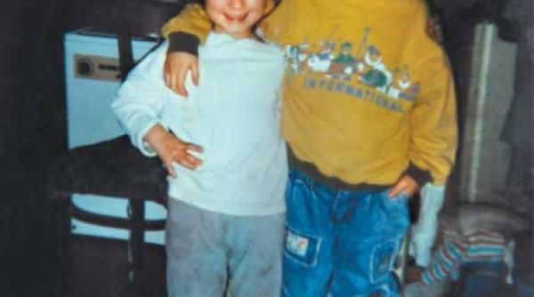 politistul si suspectul trec pe langa cadavru