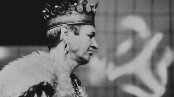 soarta m a impins aici