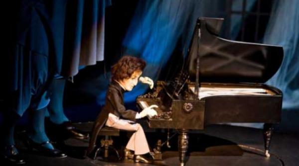 mowgli si chopin pe scena cu scufita rosie