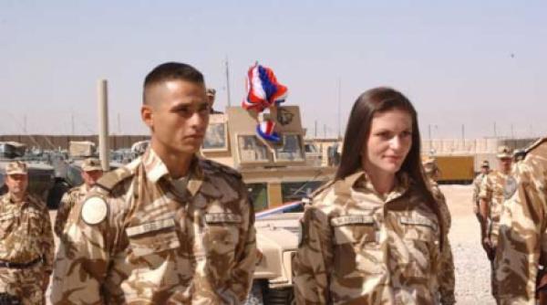doi militari romani s au casatorit in afganistan