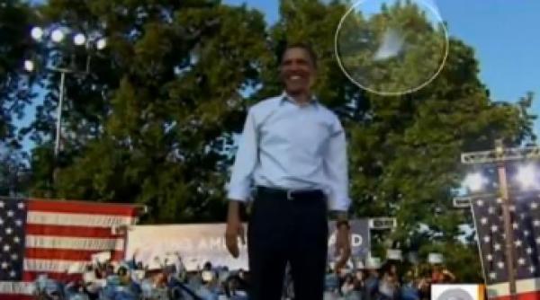 obama luat la tinta in cursul unui miting electoral