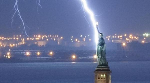 statuia libertatii lovita de fulger