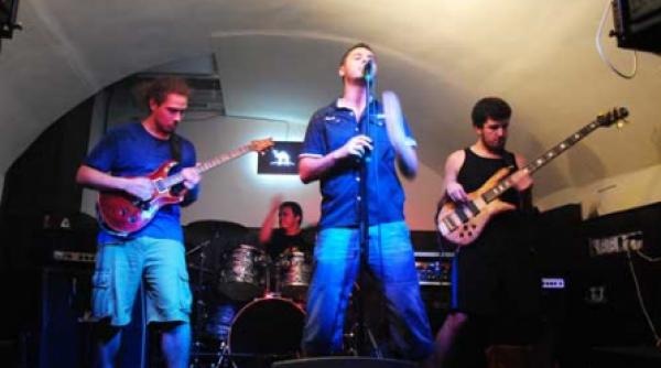 white walls lanseaza mad man circus