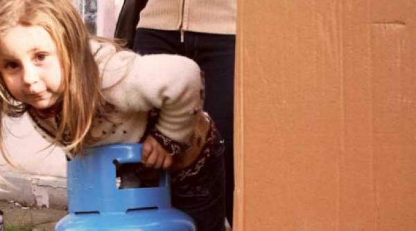 bancherii muncesc la casele sinistratilor in moldova