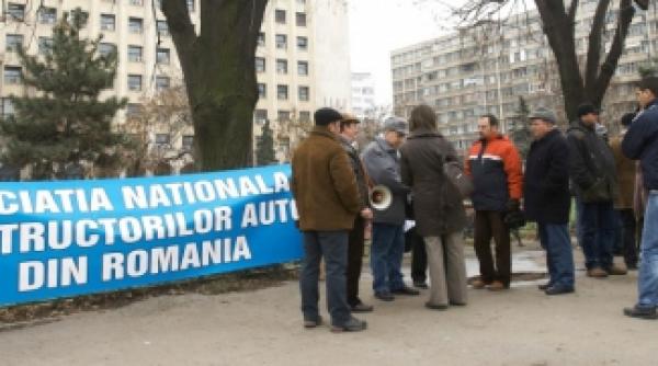 instructorii auto protesteaza in capitala nu ne taiati manile nu ne exportati avem familii