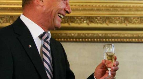 basescu nu stie de invatatoarea aflata in greva foamei de doua luni