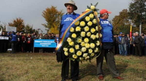 basescu primeste si depune coroane de ziua armatei