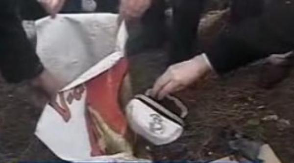 portretul ceasul si chipiul lui basescu facute scrum de protestatari