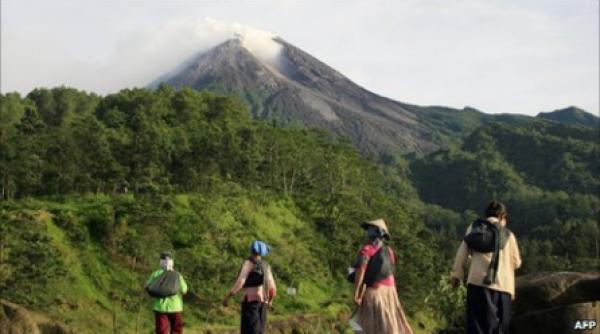 vulcanul indonezian merapi pe cale de a erupe