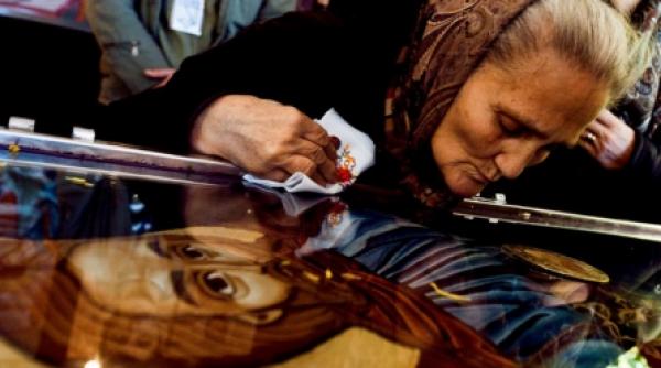 pelerinaj la patriarhie mii de credinciosi vor sa atinga moastele sfantului dumitru