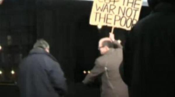 un reporter bbc si a varsat nervii pe pancarta unui protestatar