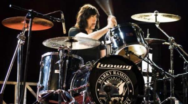 muzica ramones traieste si astazi